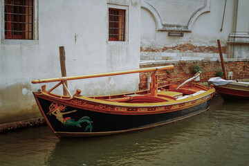 Fototapeta na wymiar beautiful colorful traditional italian gondola in Venice. High quality photo