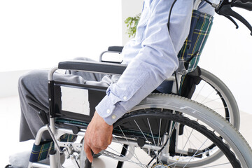 Obraz premium 車椅子に乗る高齢の男性