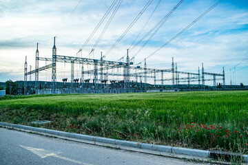 Subestación eléctrica en un día soleado.