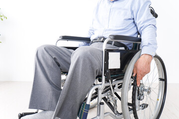 Obraz premium Starszy mężczyzna na wózku inwalidzkim