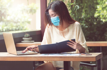 Obraz premium Women wearing mask and working from home