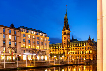 Fototapeta na wymiar View of Hamburg townhall Rathaus and small Alster lake during twilight sunset.