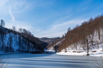 Fototapeta na wymiar Icy lake between the valleys