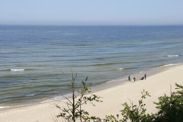 wenige Personen am Strand der Ostsee