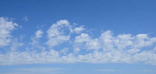 Schleierwolken am blauen Sommerhimmel
