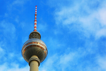 die Spitze vom Berliner Fernsehturm vor blauem Himmel
