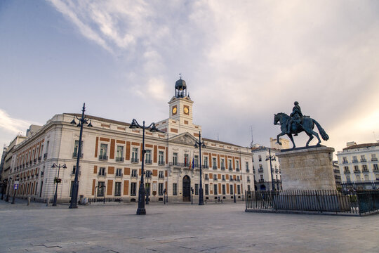 Plaza de la Puerta del Sol en Madrid al atardecer vacía debido a la crisis del coronavirus.