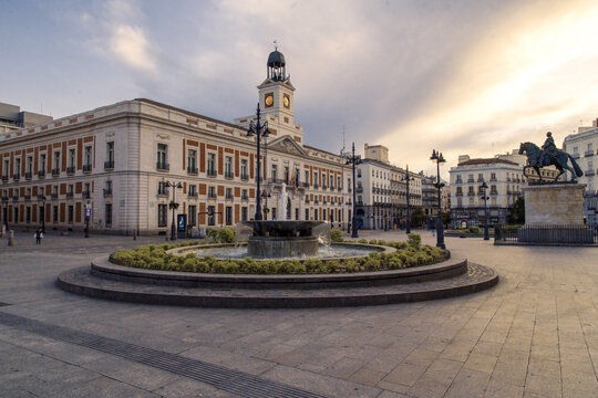 Plaza de la Puerta del Sol en Madrid al atardecer vacía debido a la crisis del coronavirus.
