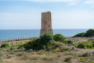 TORRE DE PIEDRA CON MAR DE FONDO