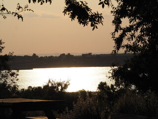 atardecer de color rosa palo sobre el lago de ivars y vila sana, lerida, cataluña, españa, europa