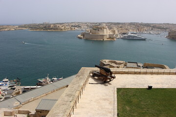 Canon et Grand Harbour vu depuis les jardins Upper Barrakka &agrave; La Valette (Malte)