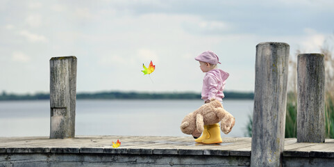 im Herbst draußen spielen