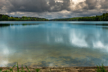 Błękitna woda. Jezioro błękitne i ciemne chmury © Marcinwarmia