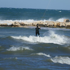 Praticare windsurf in un mare molto mosso della costa adriatica. Sud Europa