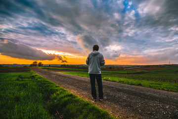 człowiek sterujący lotem samolotu zdalnie sterowanego © Tomasz