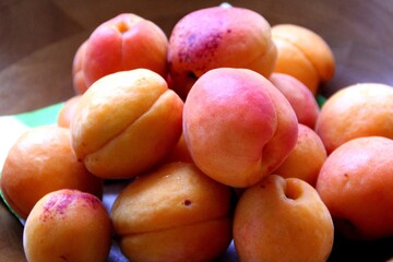 Fototapeta na wymiar peaches on the table