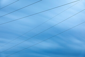 Stromleitungen vor blauem Himmel, Langzeitbelichtung