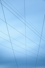 Stromleitungen vor blauem Himmel, Langzeitbelichtung