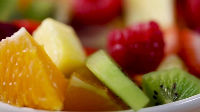 Plato de fruta saludable variada preparada para comer y alimentarse