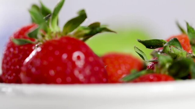 Preparando fresas saludables y deliciosas para comer