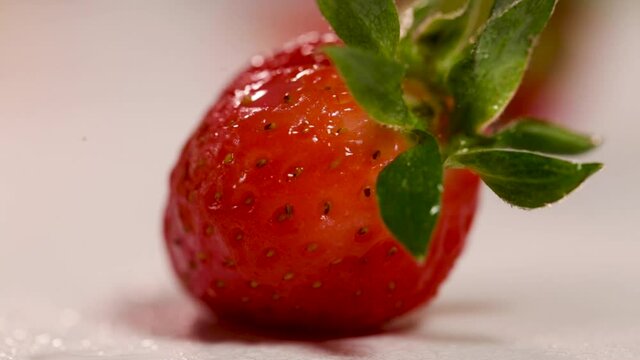 Preparando fresas saludables y deliciosas para comer