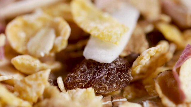 Preparando cereales para una comida deliciosa
