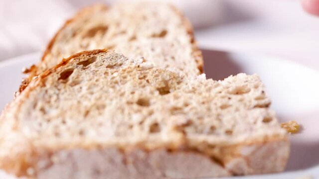 Cocinando y preparando pan para una comida deliciosa