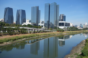 Obraz na płótnie Canvas Sao Paulo/Brazil: Tiete river, cityscape and buildings