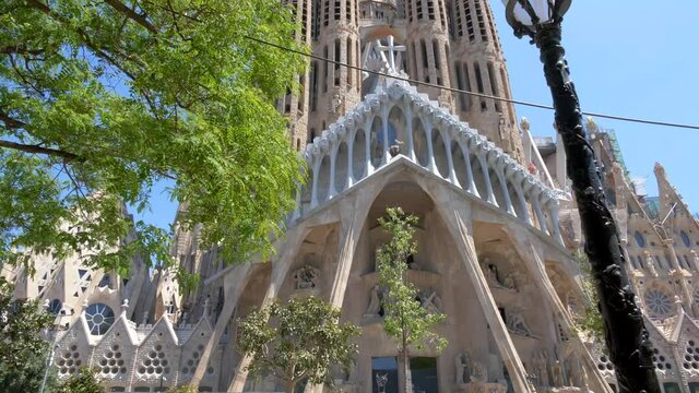 Barcelona Modernist Architecture Inspired in Nature. Sagrada Familia, Lamps and Trees in 4K. Slow Vertical Pan
