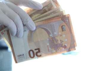 Frau hat Handschuhe in der Hand und hält Handschuhe und Euro-Banknoten