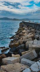 Camino de rocas junto al mar
