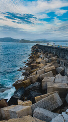 Camino de rocas junto al mar
