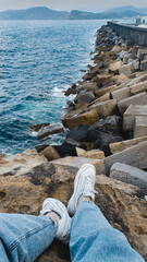 Camino de rocas junto al mar