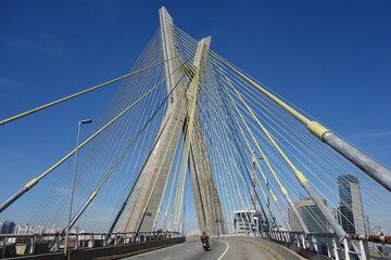 Obraz premium Sao Paulo/Brazil: cable-stayed bridge, cityscape. Ponte estaiada