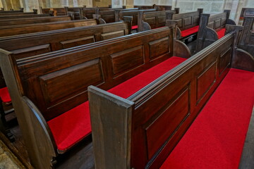 Reihen von leeren Kirchenbaenken, leere Kirche