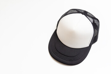 Gorra modelo trucker blanca y negra sobre fondo blanco