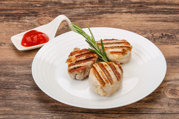 Grilled pork medallion with sauce