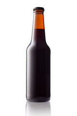 botella de cerveza sobre un fondo blanco 