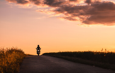 Motorradfahrer mit Abendhimmel