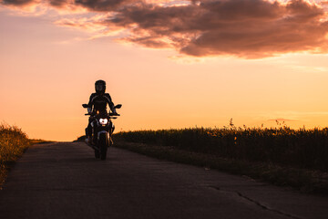 Fototapeta na wymiar Motorradfahrer im Abendrot 
