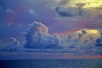 Dicke Wolken &uuml;ber offenem Meer