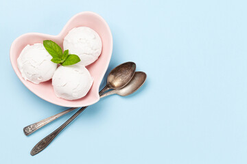 Fototapeta na wymiar Vanilla ice cream scoops