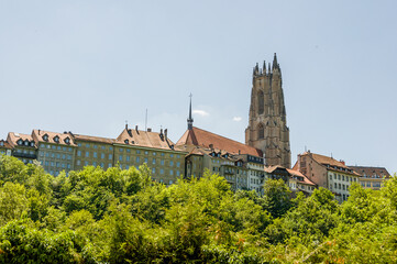 Fototapeta premium Fribourg, Freiburg, Kathedrale, St. Nikolaus, Altstadt, Altstadthäuser, Stadt, Stadtrundgang, historische Häuser, Sarine, Fluss, Saane, Sommer, Schweiz