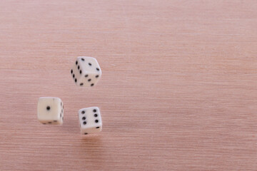 Peças de jogos de tabuleiros, dados e meeples.