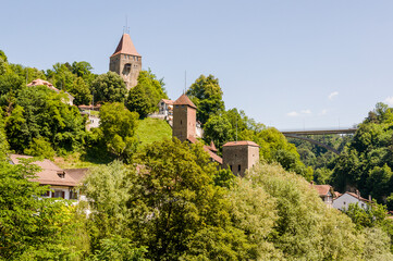 Obraz premium Fribourg, Freiburg, Berntor, Katzenturm, Roter Turm, Stadtmauer, Festung, Altstadt, Stadt, Unterstadt, historische Häuser, Saane, Sarine, Fluss, Sommer, Schweiz