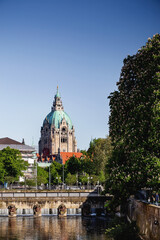Fototapeta premium Neues Rathaus Hannover, gesehen vom Hohen Ufer in der Altstadt