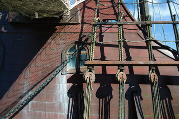 Foto de janela e escada de corda lateral de um barco pirata
