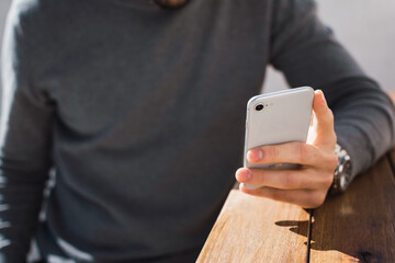 hombre usando su teléfono para enviar un mensaje