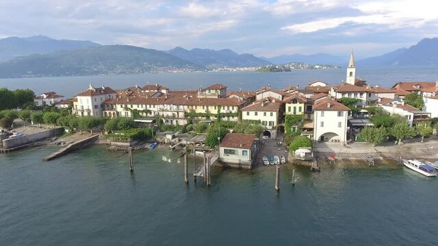 Isola dei Pescatori o Isola Superiore, vicino a Isola Bella, lago Maggiore, filmata dal drone , giorno, lago