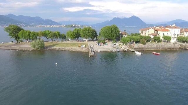 Isola dei Pescatori o Isola Superiore, vicino a Isola Bella, lago Maggiore, filmata dal drone , giorno, lago